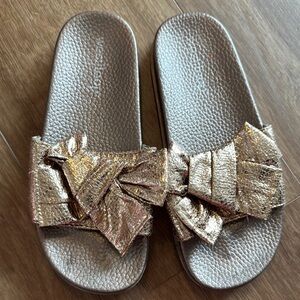 West Loop Kids Sandals in Metallic Rose Gold